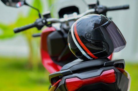 Compartilhar capacete traz risco à saúde dos usuários de motos