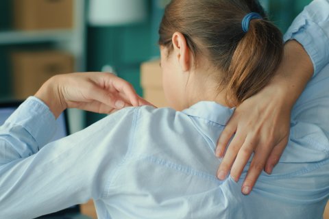 Má postura causa dores em crianças e adolescentes