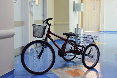 Recuperação de crianças internadas inclui passeio de bicicleta dentro do hospital