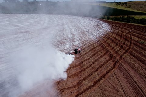 Dia Nacional do Calcário destaca a importância das altas dosagens de corretivos