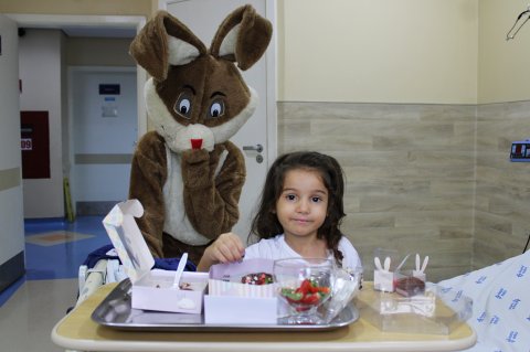 Oficina de Páscoa faz alegria das crianças em hospital